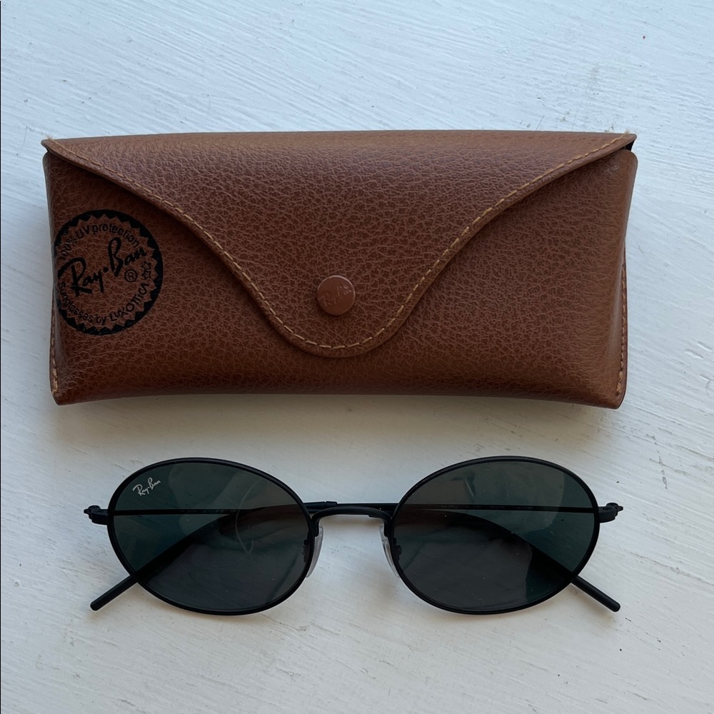 Ray-Ban Black Circle Sunglasses with Case